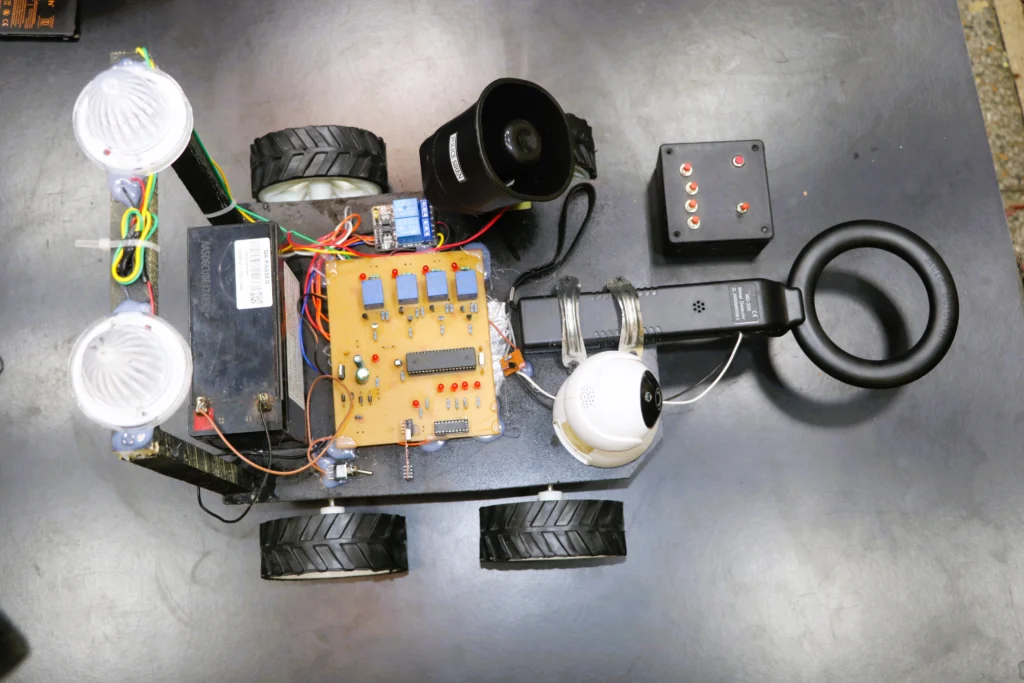 Wireless Landmine & Metal Detection Robot. Engineering Innovative Project 1 Wireless Landmine & Metal Detector Robotic Vehicle Project with Surveillance Camera